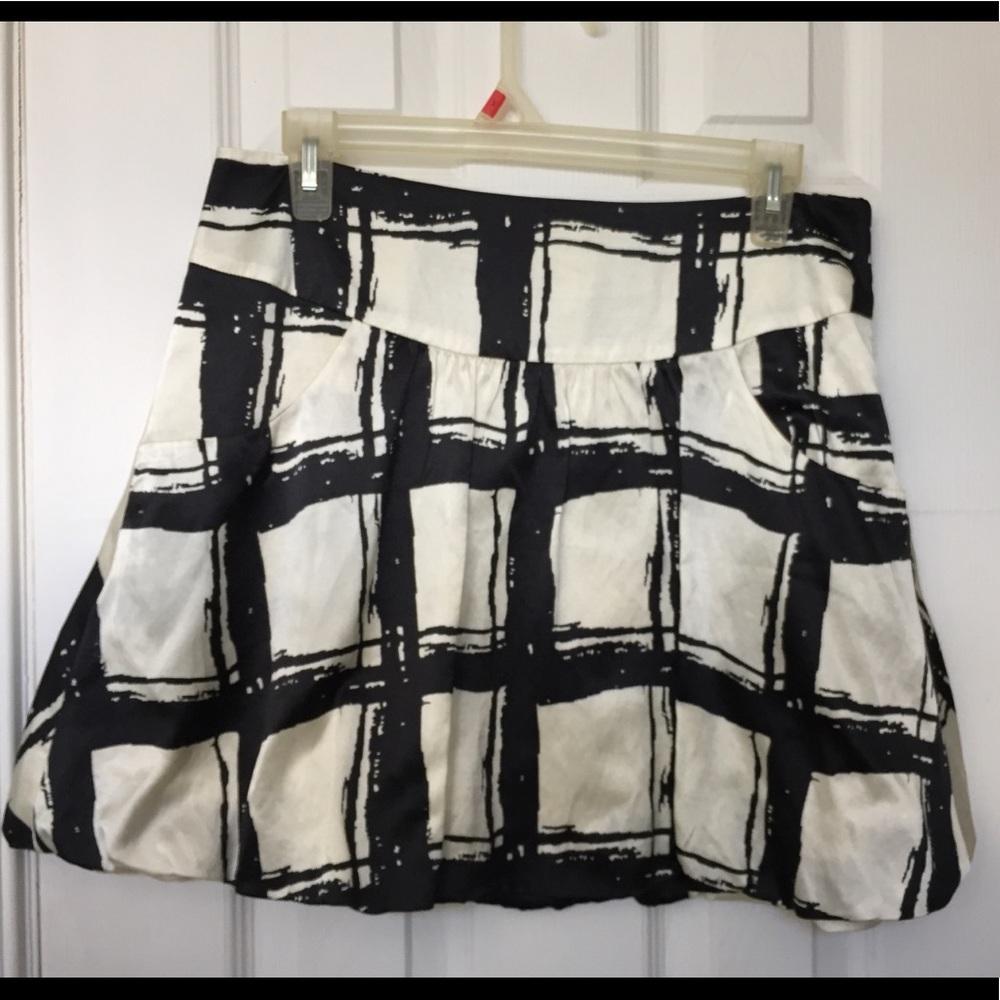 (The Limited) Silk Black and White Miniskirt Sz 4